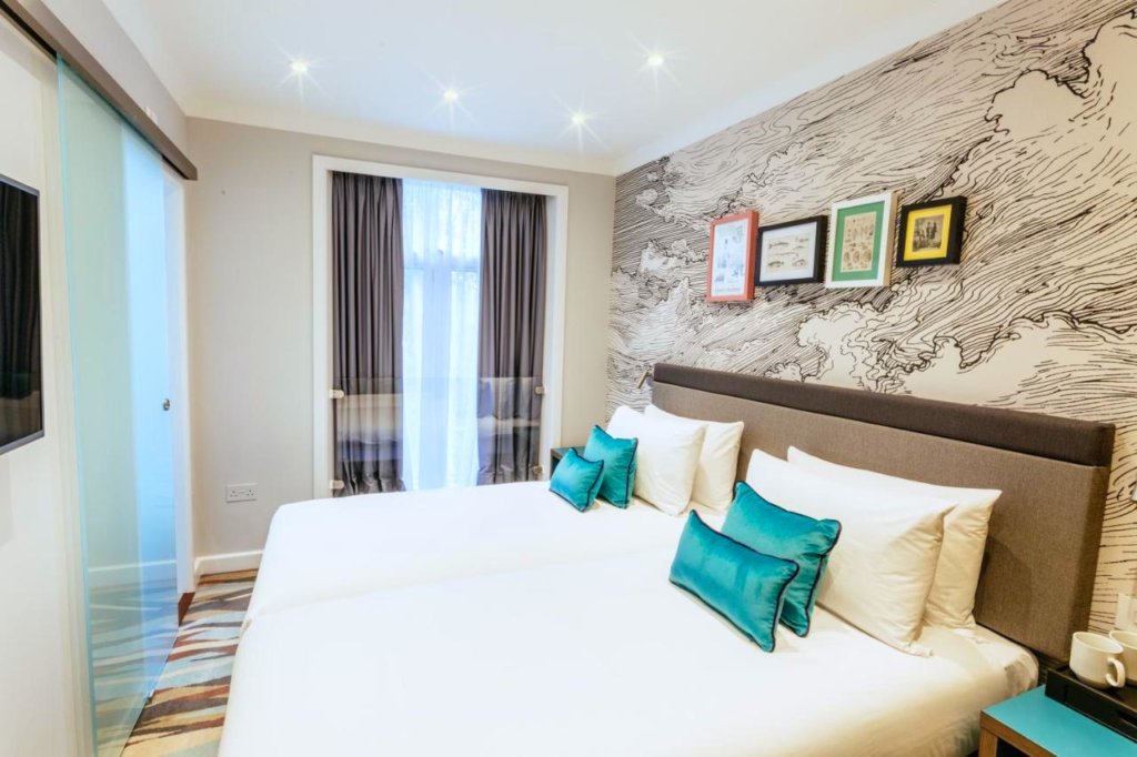 Bespoke clouds wallcovering
