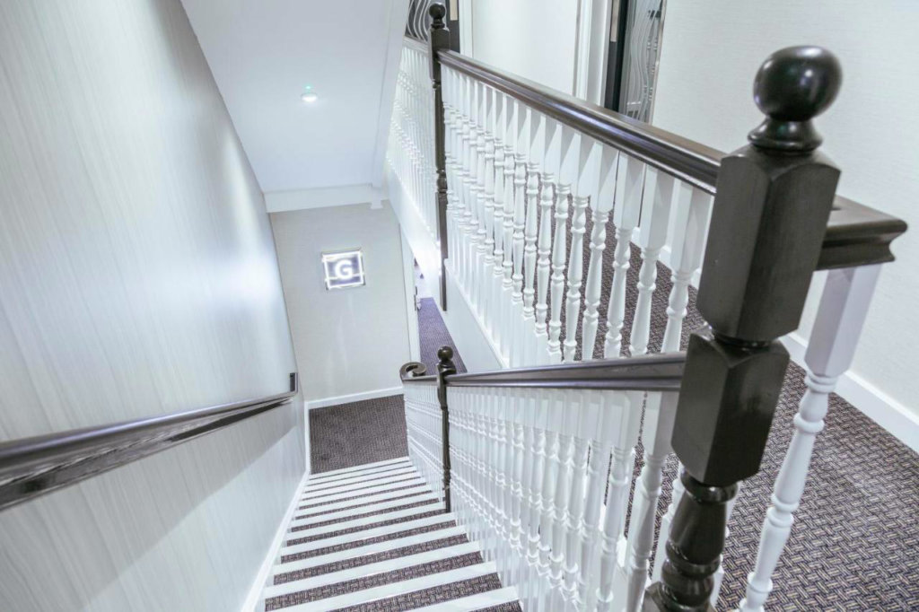 Ridge wallcovering in hotel corridors
